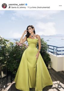 شاهد..ياسمين صبري تبرز جمالها بفستان ليموني