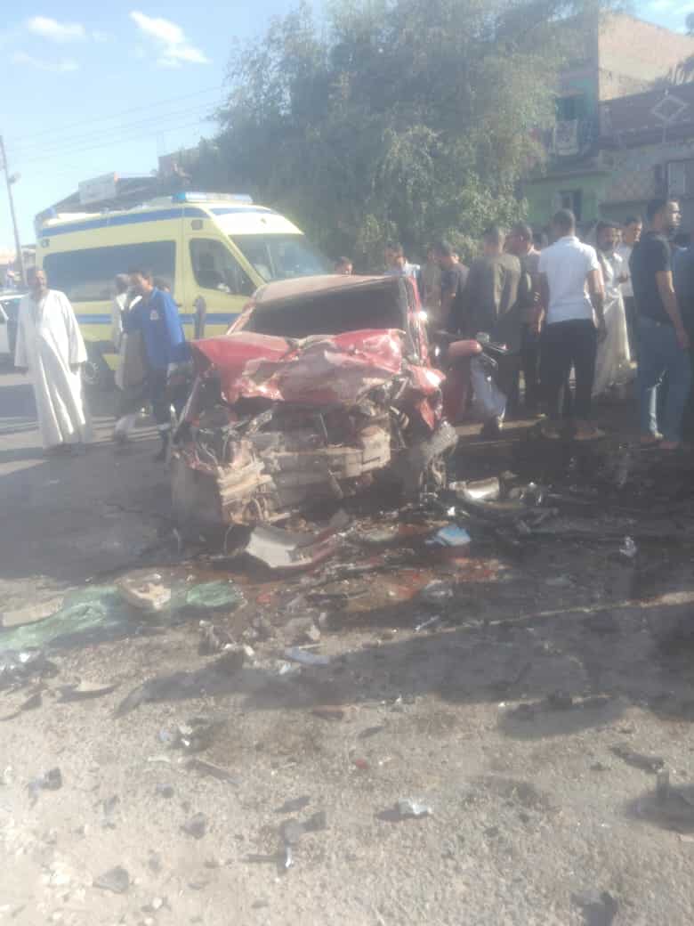 وفاة خمسة أشخاص وإصابة آخرين إثر تصادم سيارتين ملاكي بأسيوط