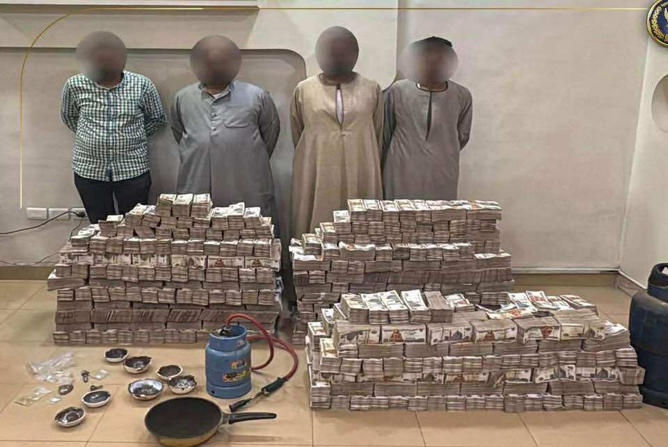القبض على 4 منقبين عن الذهب وبحوزتهم 77مليون جنيها