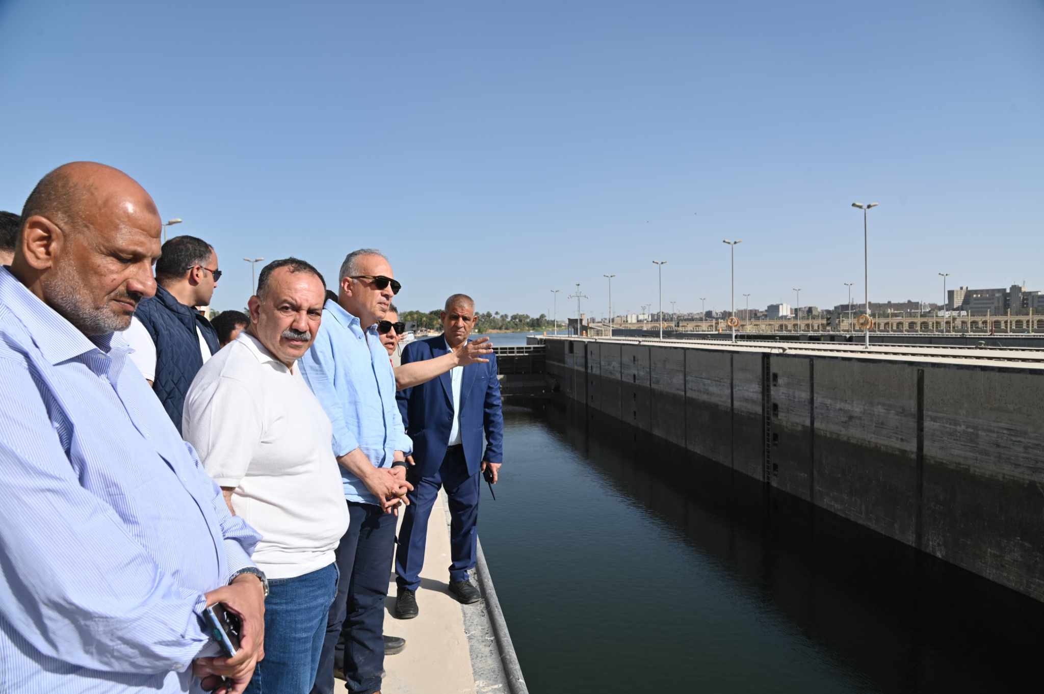 محافظ أسيوط ووزير الموارد المائية والري يتفقدان قناطر أسيوط الجديدة ومحطتها الكهرومائية 