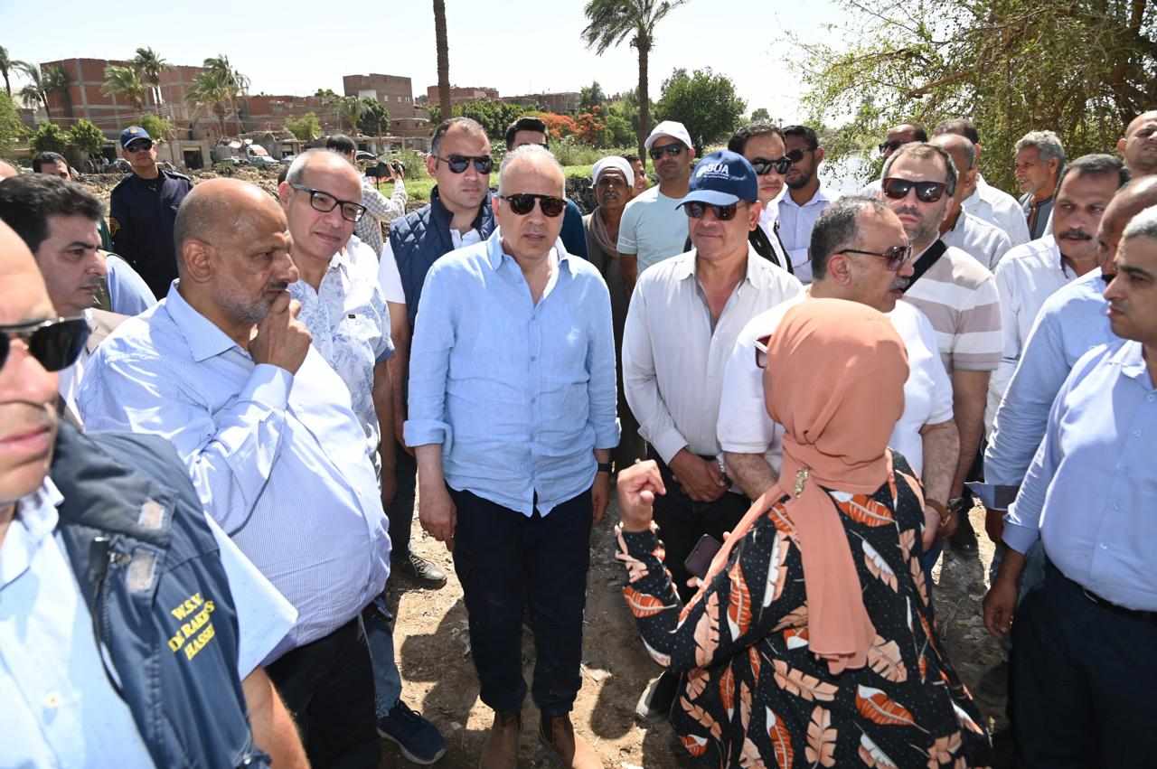 وزير الرى ومحافظ أسيوط يواصلان جولتهما بتفقد أعمال تطهير ترعة المعنا وكوبري السنط