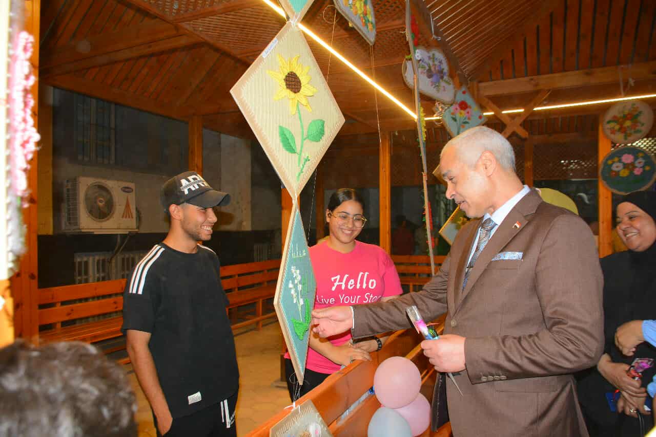 “زهور نسجية” معرض فني بكلية التربية النوعية بجامعة أسيوط 