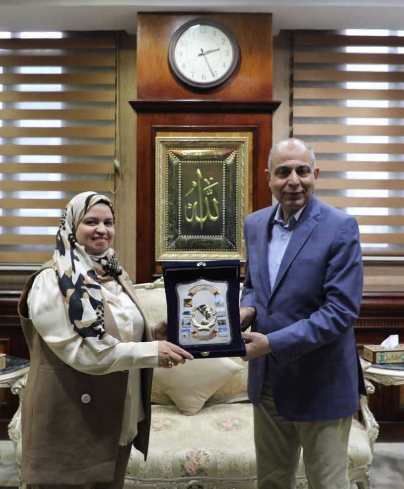 محافظ المنيا يكرم مدير عام الإرشاد الزراعي تقديرًا لدورها في دعم زراعة القمح