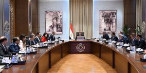 رئيس الوزراء يكلف بتسهيل إجراءات وصول السائحين للمطارات