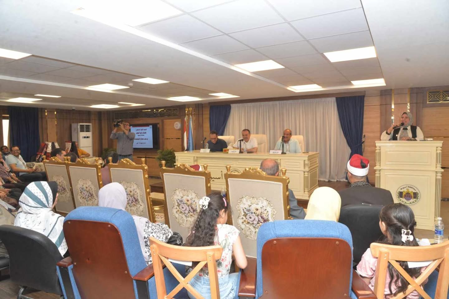 محافظ أسيوط يسلم 320 حاجا من الجمعيات الأهلية تأشيرات السفر وملابس الإحرام 