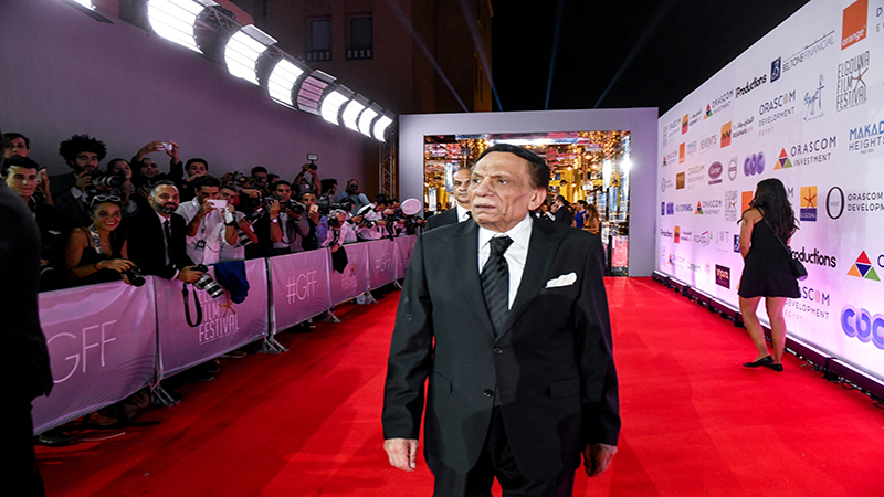 عادل إمام.. كيف ظل نجمًا متألقًا رغم تقلبات أذواق الجماهير؟.. فيديو