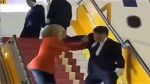 «صفعة ماكرون».. حلقة جديدة فى مسلسل « يوميات سيدة أولى مفروسة»