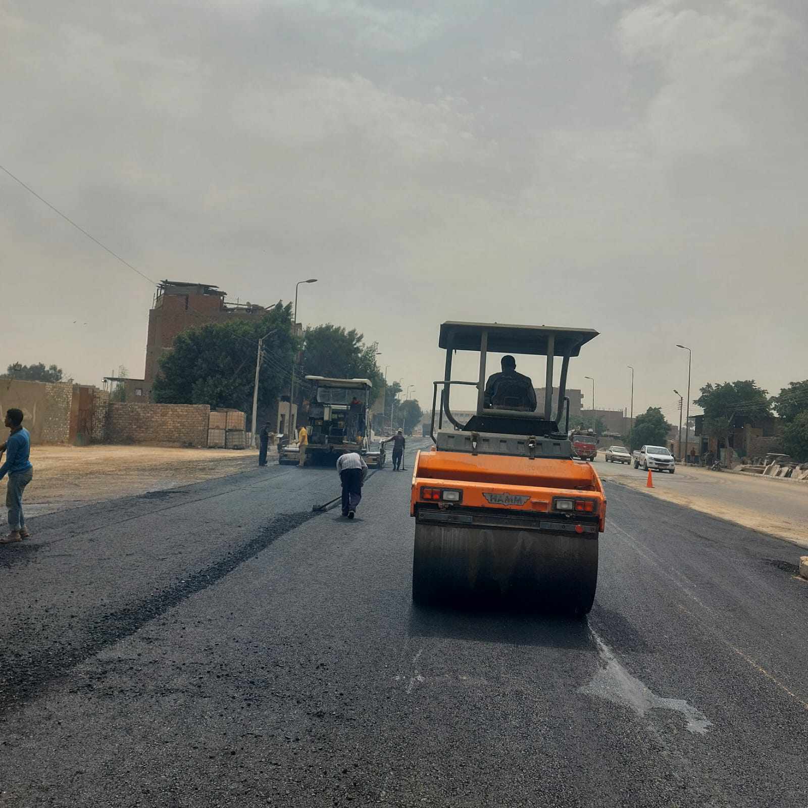 محافظ الجيزة يتابع مشروعات تطوير الطرق والمحاور