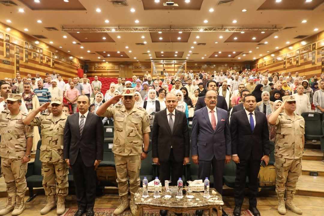 بيوم المحارب.. محافظ المنيا يكرم عددًا من أسر الشهداء والمصابين