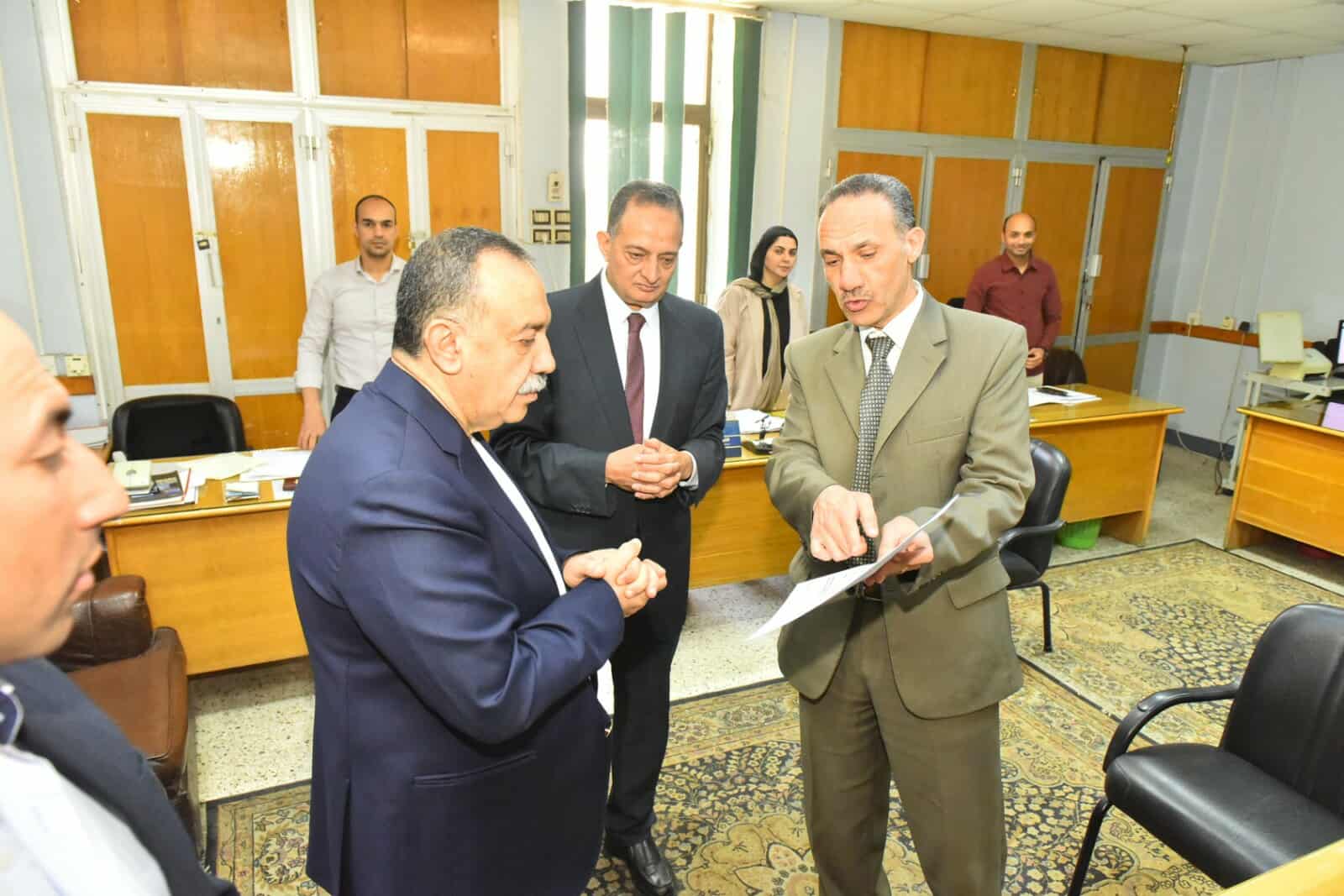 محافظ أسيوط يتفقد مركز خدمات المستثمرين لمتابعة جودة الخدمات