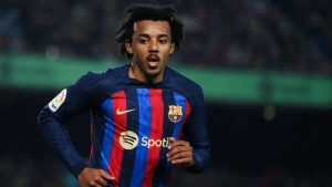 برشلونة يعلن غياب مدافعه كوندي بسبب الإصابة