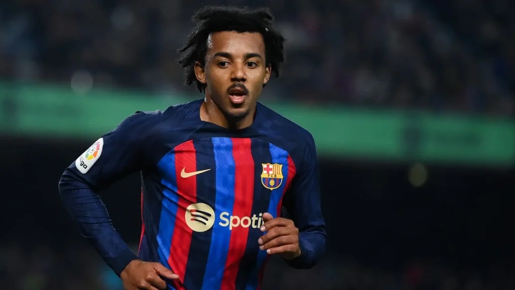 برشلونة يعلن غياب مدافعه كوندي بسبب الإصابة