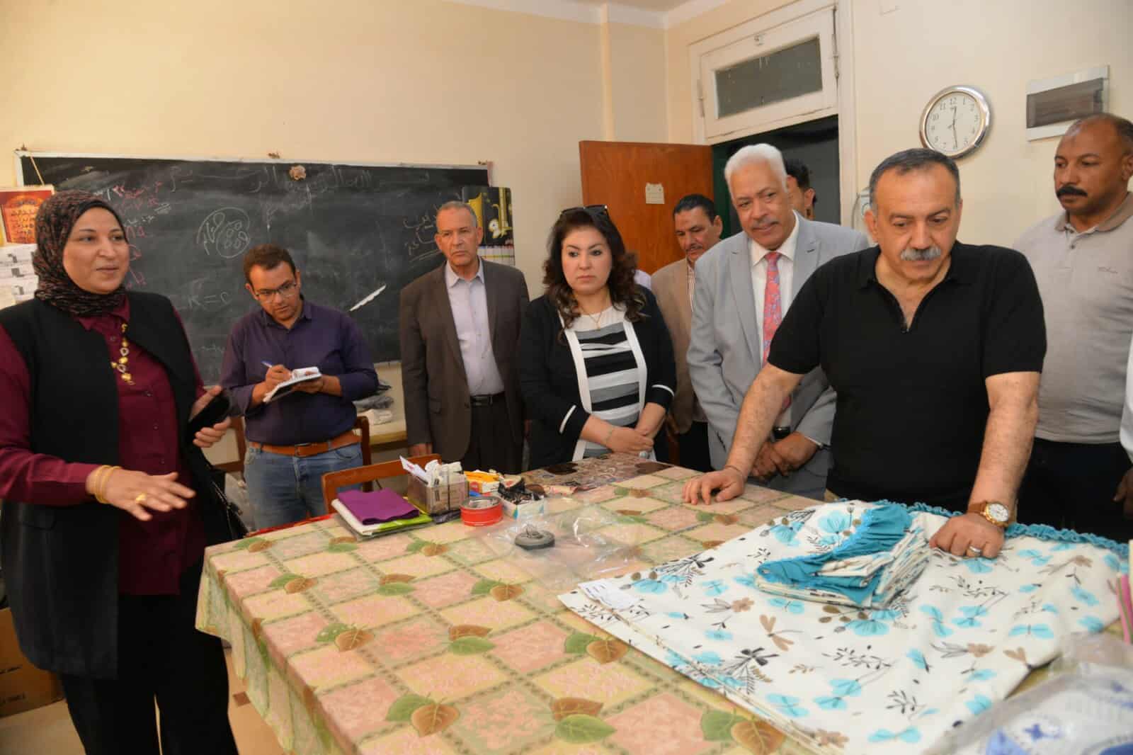 محافظ أسيوط يتفقد جمعية الشابات المسلمات ومعرضًا للمنتجات اليدوية