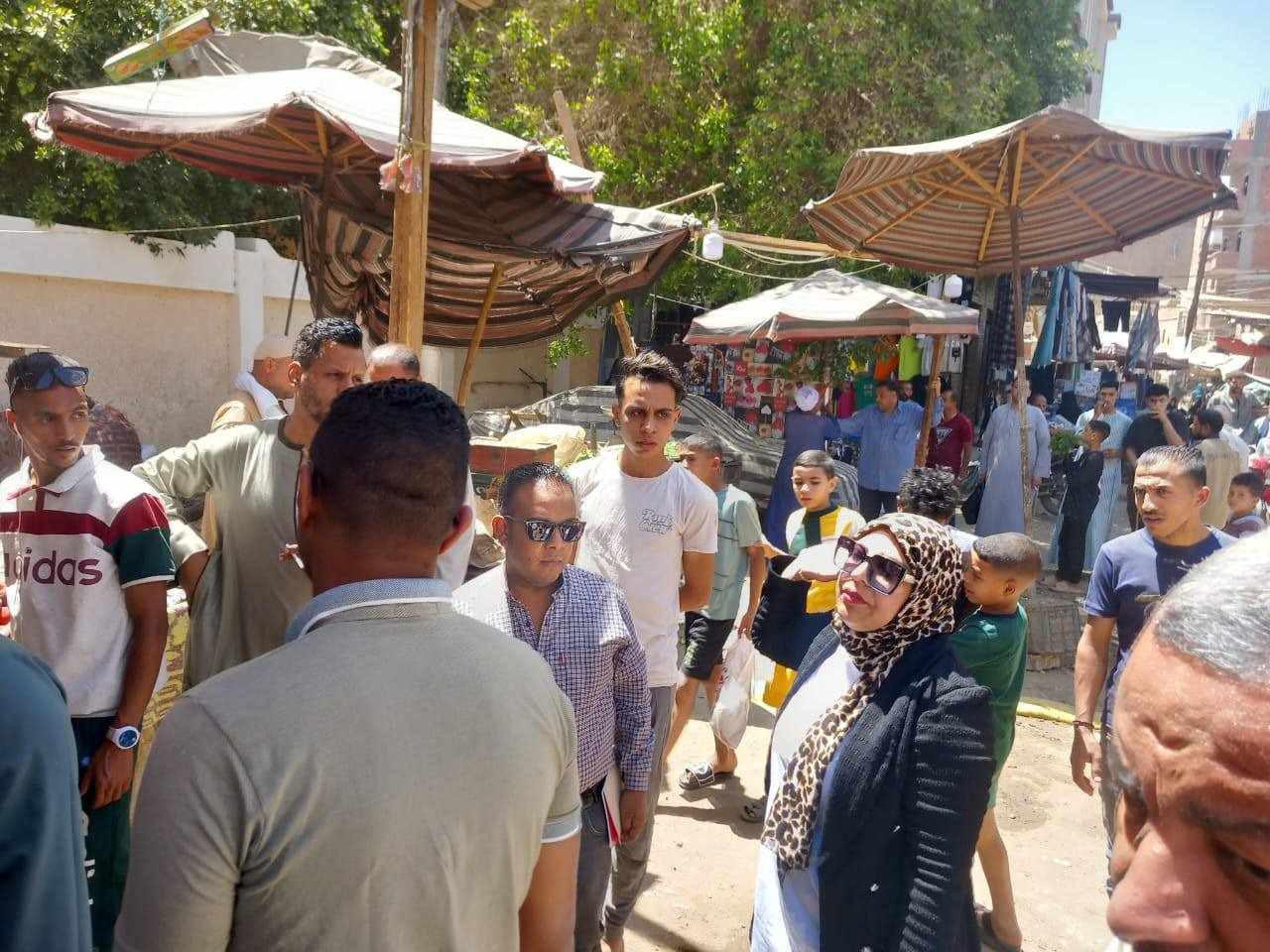 استمرار إزالة التعديات والإشغالات بشارع التحرير في أبنوب بأسيوط