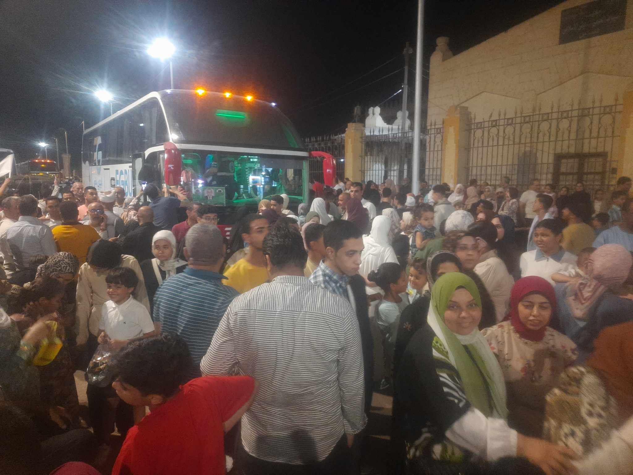 بالطبل والمزمار..حجاج أسيوط يودعون الأهالي أثناء سفرهم لأداء مناسك الحج