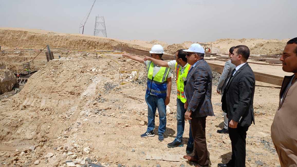 وزير الكهرباء يتفقد أعمال برجى عبور قناة السويس ومسار خط الربط المصري السعودي