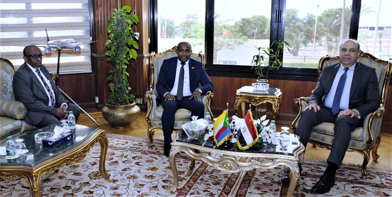 الحفني: نقل الخبرات المصرية إلى جزر القمر يعكس عمق العلاقات ويعزز التعاون الإفريقي في الطيران المدني