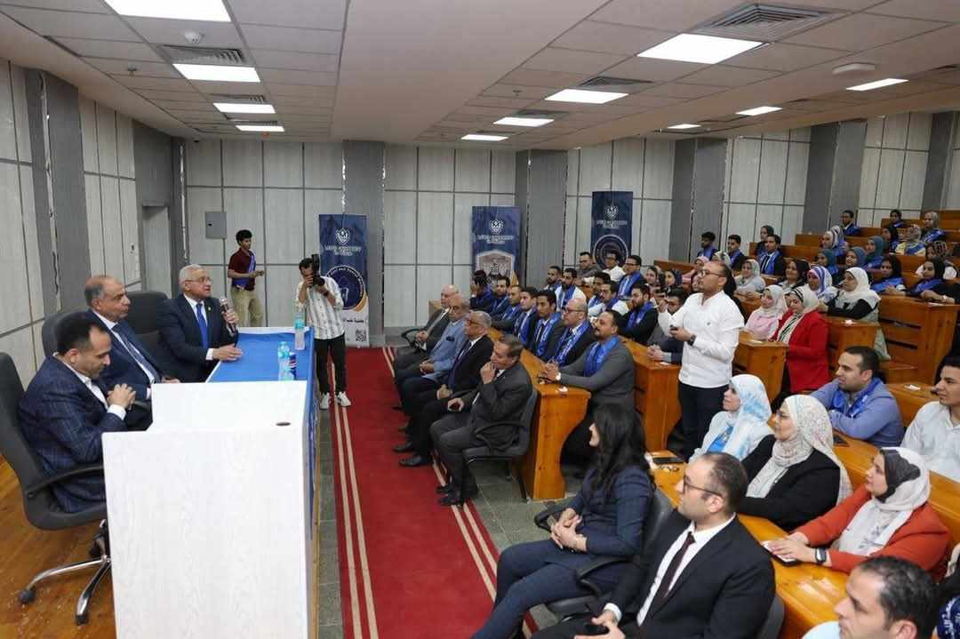 محافظ المنيا يشارك طلاب جامعة اللوتس حوارًا مفتوحًا