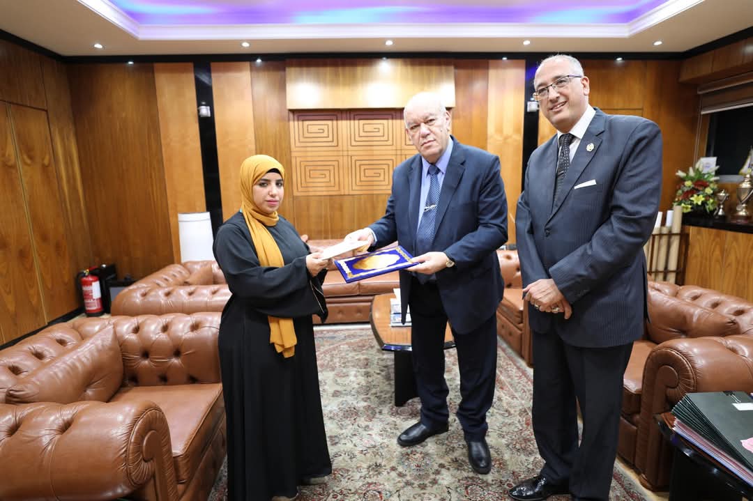 رئيس ميناء القاهرة الجوي يكرم عاملة لاخلاصها في العمل