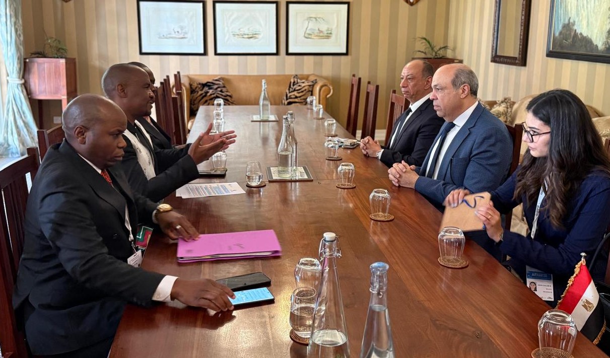 وزير الطيران المدني يلتقي بوزير النقل والبنية التحتية الزيمبابوي.