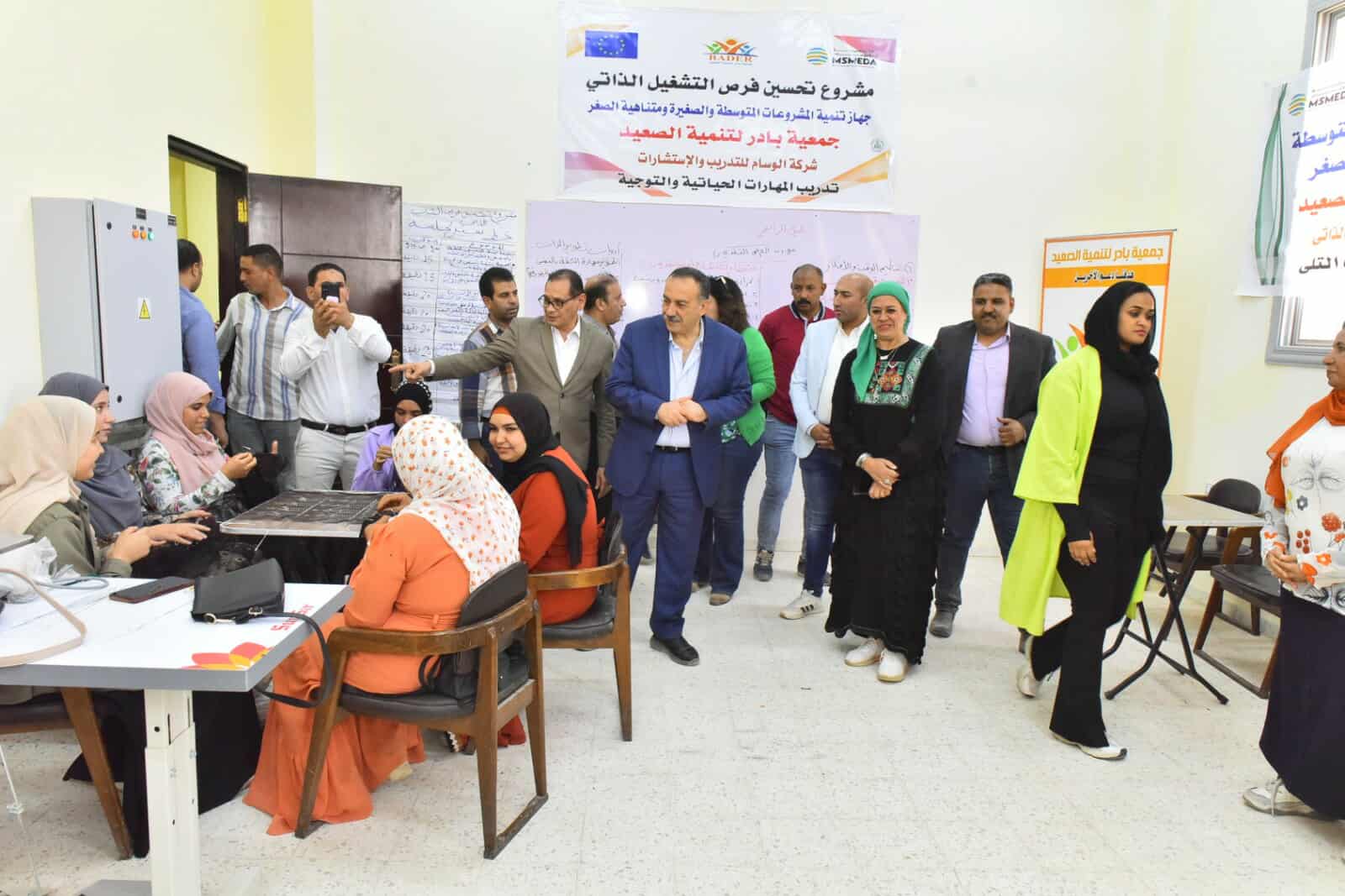 محافظ أسيوط يتفقد تدريب 60 فتاة على صناعة “التللي” بالمجمع الحرفي في الشامية