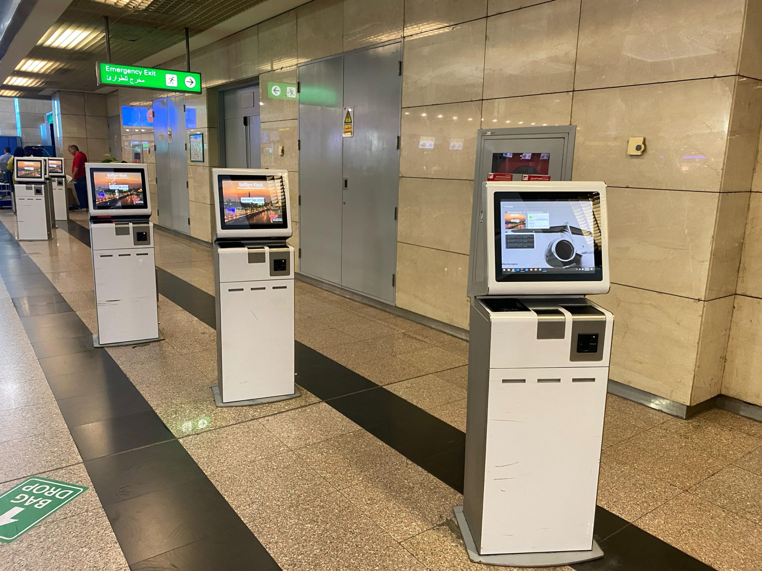 خدمات يقدمها مطار القاهرة..25 جهاز لإنهاء إجراءات السفر ذاتيا بمطار القاهرة الدولي