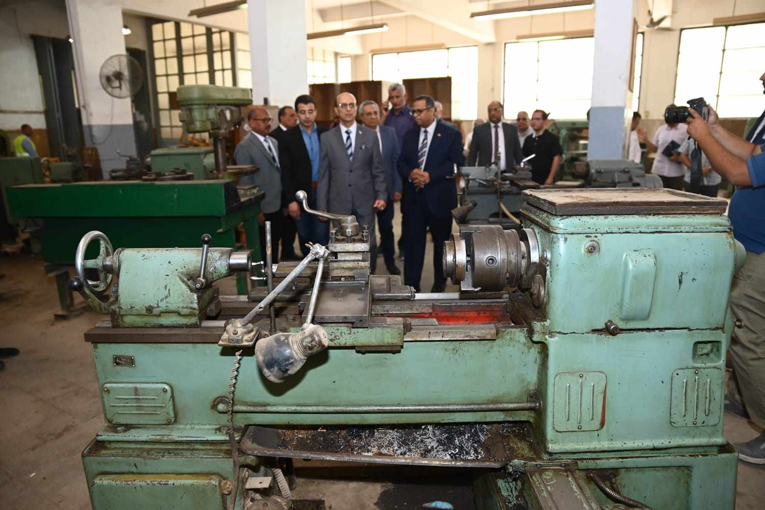 رئيس جامعة أسيوط يتفقد ورش كلية الهندسة بالجامعة