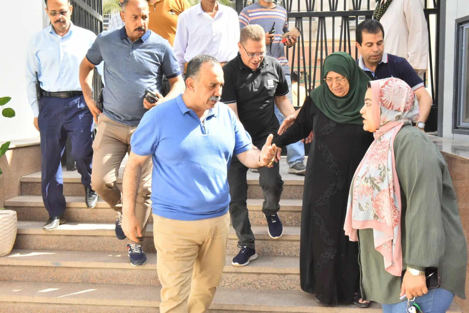 محافظ أسيوط يرافق سيدة إلى مستشفى الرمد ويوجه بعلاجها على نفقة التضامن الاجتماعي