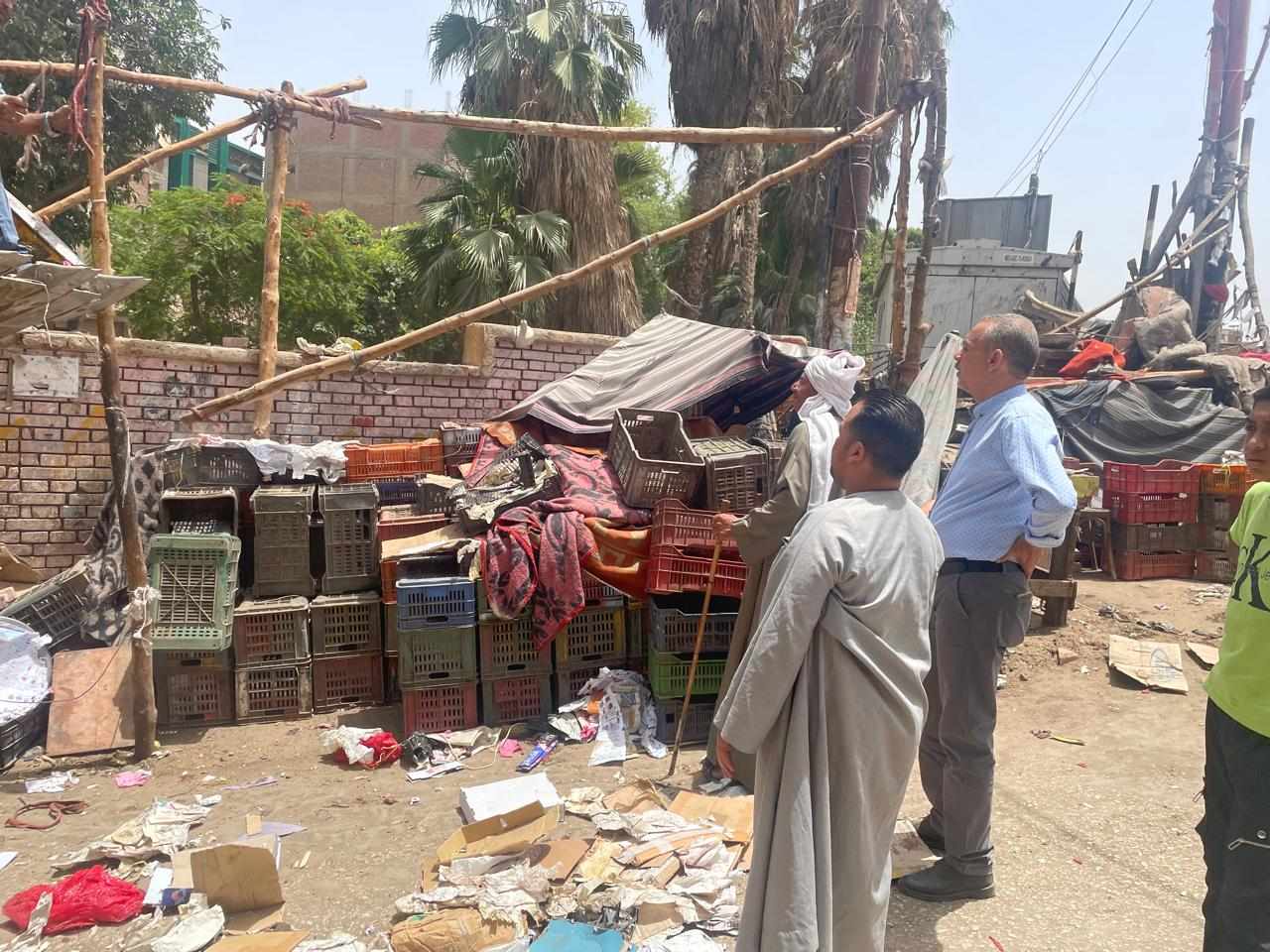 حملات مكثفة لإزالة إشغالات وتعديات الباعة الجائلين بمركز الفتح في أسيوط