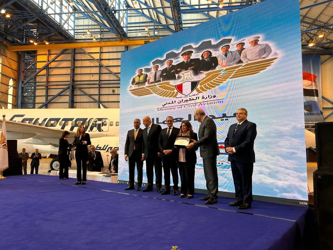 وزير الطيران المدني يُكرم أربعة من العاملين بالشركة المصرية للمطارات بمناسبة عيد العمال