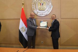 وزير الكهرباء يسلّم شهادات تأهيل 4 مشروعات لإنتاج الطاقة المتجددة وبيعها لمستهلكين صناعيين