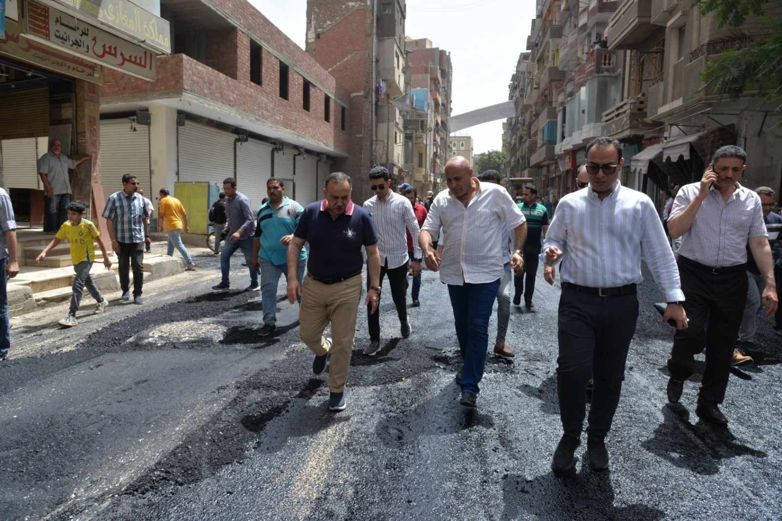 بتكلفة ٧.٥ مليون جنيه.. محافظ أسيوط يتابع أعمال تطوير ورصف شارع 26 يوليو