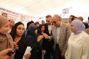 محافظ المنيا يستمع إلى مطالب أهالي جزيرة شارونة.. ويوجه بصرف إعانات عاجلة لحالات إنسانية