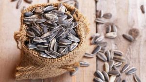 فوائد صحية غير متوقعة لتناول لب عباد الشمس