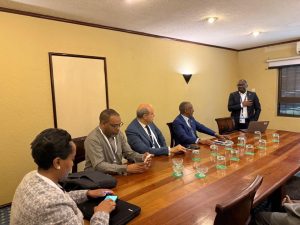 وزير الطيران المدني يبحث مع مسئولي شركة “بوينج” آليات تعزيز التعاون