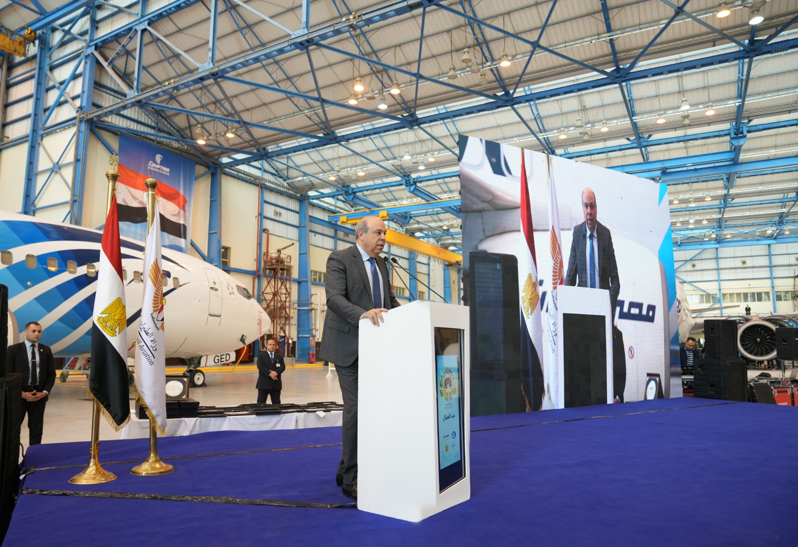 احتفالًا بعيد العمال.. وزير الطيران المدني يكرم عدد من النماذج المتميزة بقطاع الطيران.