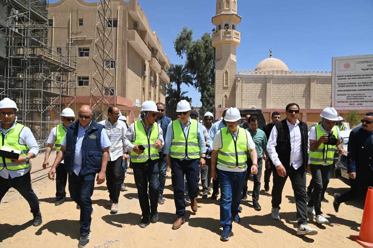 وزير الرى ومحافظ أسيوط يتفقدان مشروع قناطر ديروط الجديدة بنسبة تنفيذ 81% من الأعمال