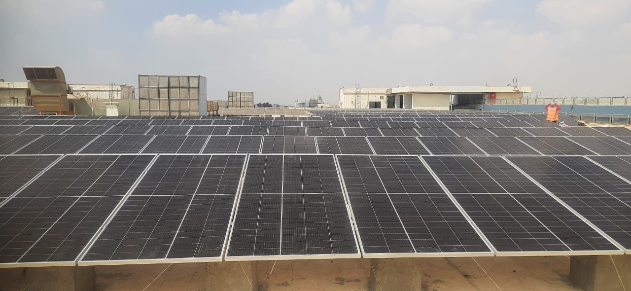 محطة الطاقة الشمسية في مطار القاهرة الدولي خطوة عملية للحد من الانبعاثات الضارة وخلق بيئة نظيفة و آمنة.