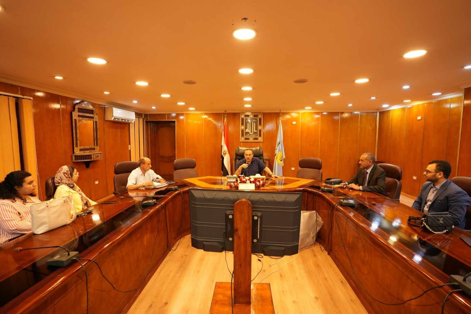 محافظ أسيوط يعقد اجتماعًا مع خريجي الطب البيطري لمبادرة تدريبهم وتشغيلهم بالمجازر