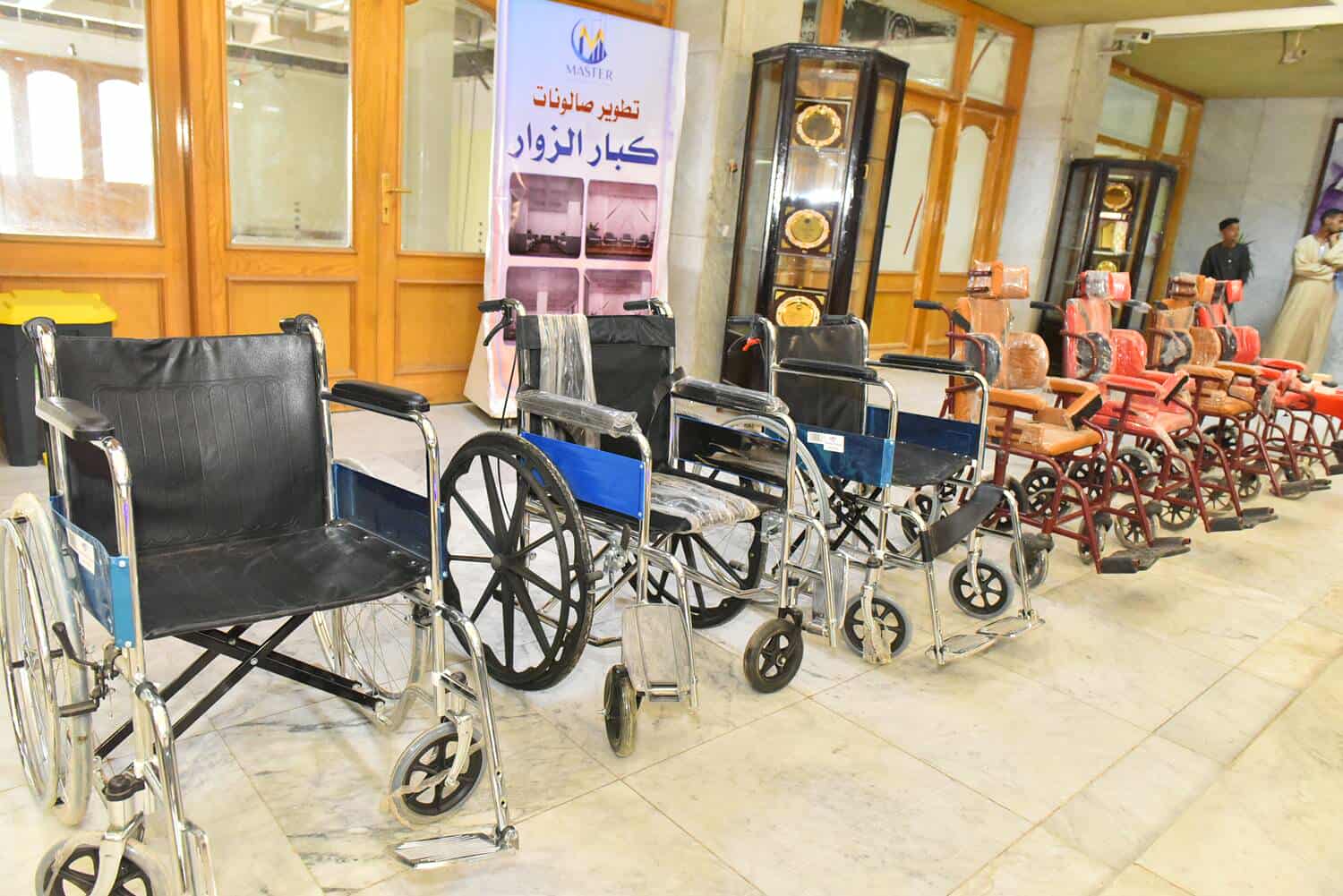 محافظ أسيوط يسلم كراسي متحركة وسماعات طبية للأطفال من ذوي الإعاقة