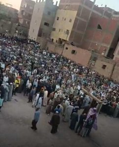 19 نعشًا في ساحة واحدة.. جنازة جماعية لضحايا ميكروباص الموت