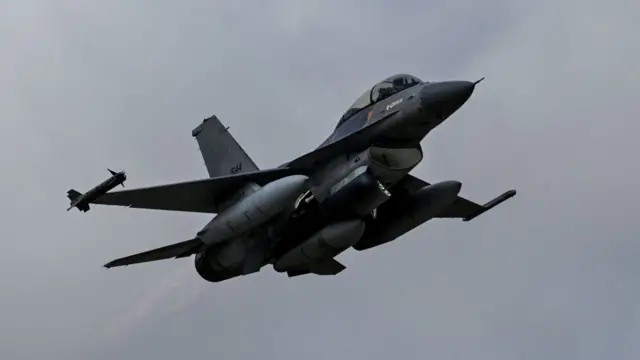 أوكرانيا تفقد طيار F-16 في هجوم روسي ضخم وتطالب الغرب بدفاعات جوية