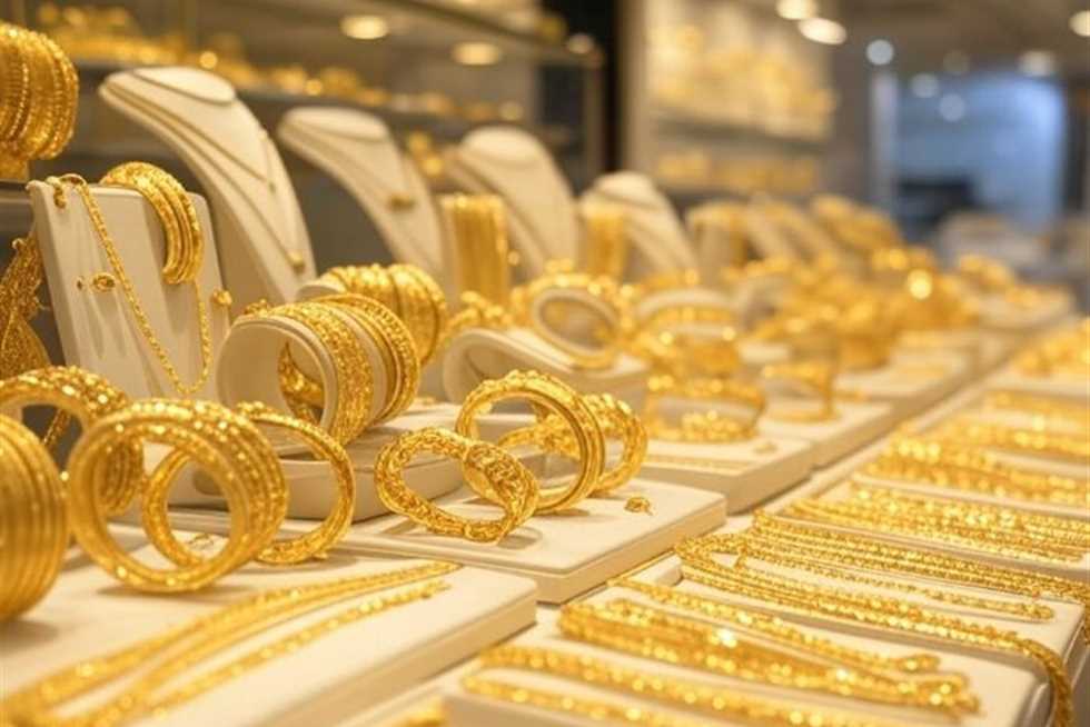 الذهب يتراجع عالمياً بعد تثبيت الفائدة الأمريكية.. وتماسك في السوق المحلي بدعم من سعر الصرف