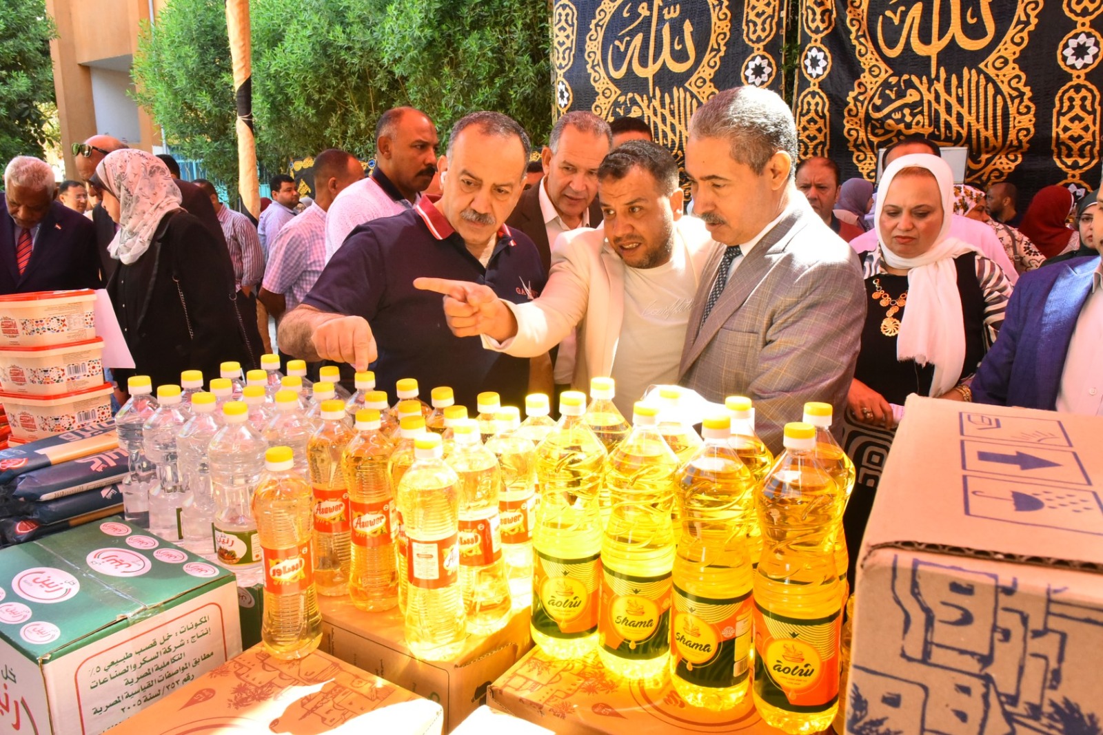 بأسعار مخفضة ٣٠% عن مثيلاتها بالأسواق.. محافظ أسيوط يتفقد فرع المصرية لتجارة الجملة