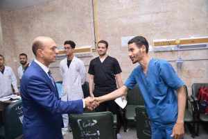 رئيس جامعة أسيوط يلتقي شباب الأطباء بمستشفى الإصابات لتحسين بيئة العمل والتدريب