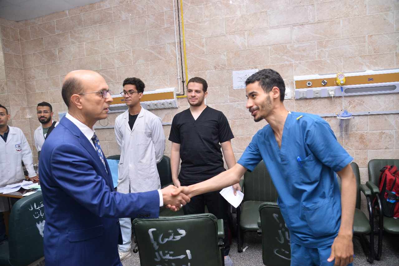 رئيس جامعة أسيوط يلتقي شباب الأطباء بمستشفى الإصابات لتحسين بيئة العمل والتدريب