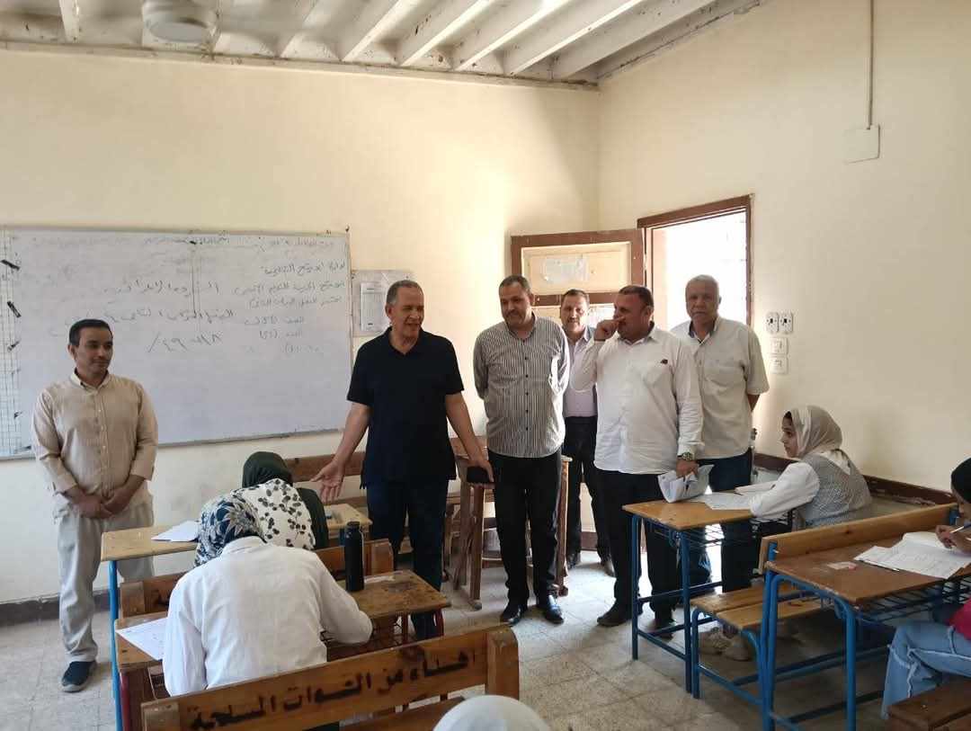 وكيل تعليم أسيوط يتابع امتحانات الشهادة الإعدادية بإدارة أبوتيج