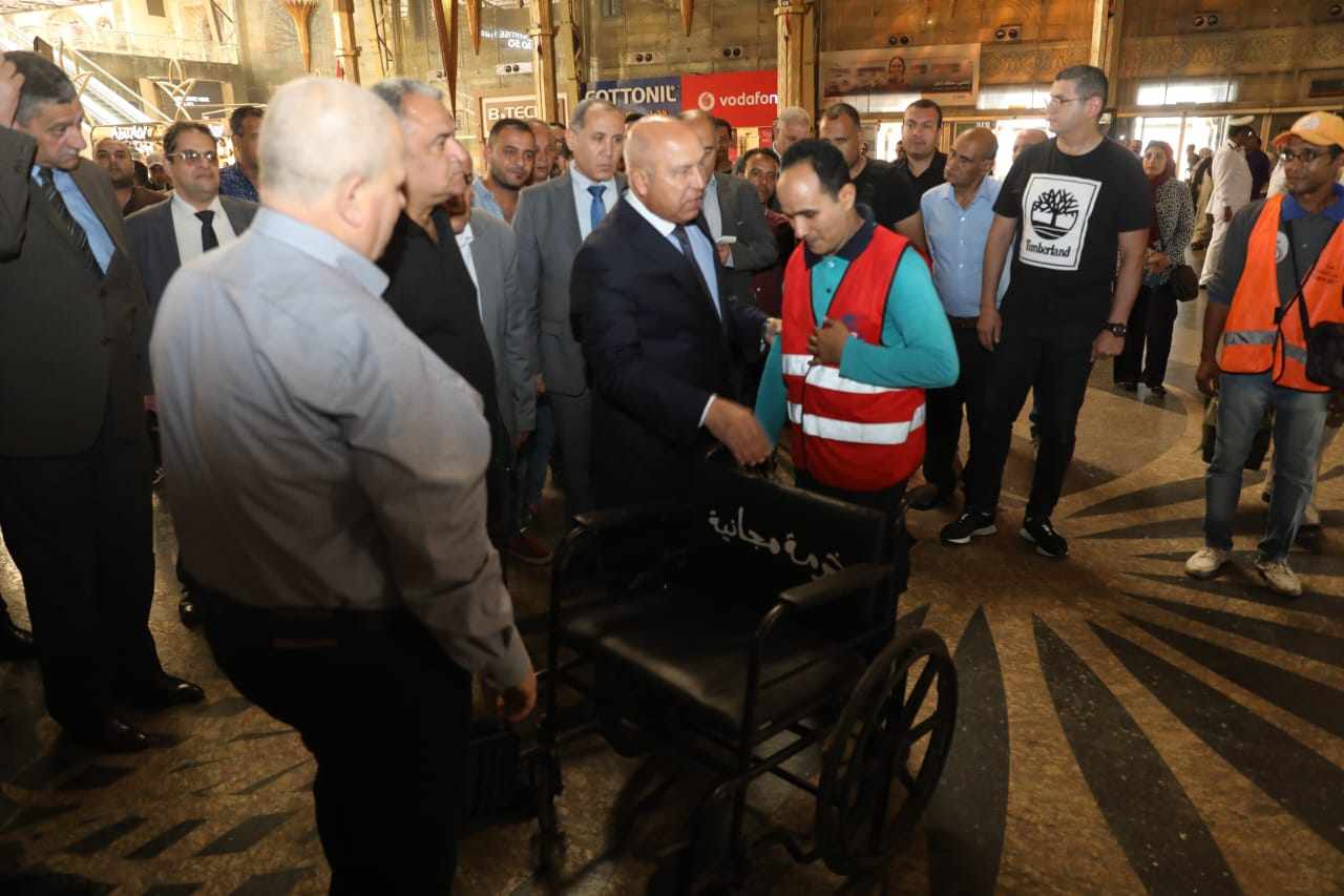 كامل الوزير: لا قطار يخرج دون فحص.. والثواب والعقاب أساس العمل