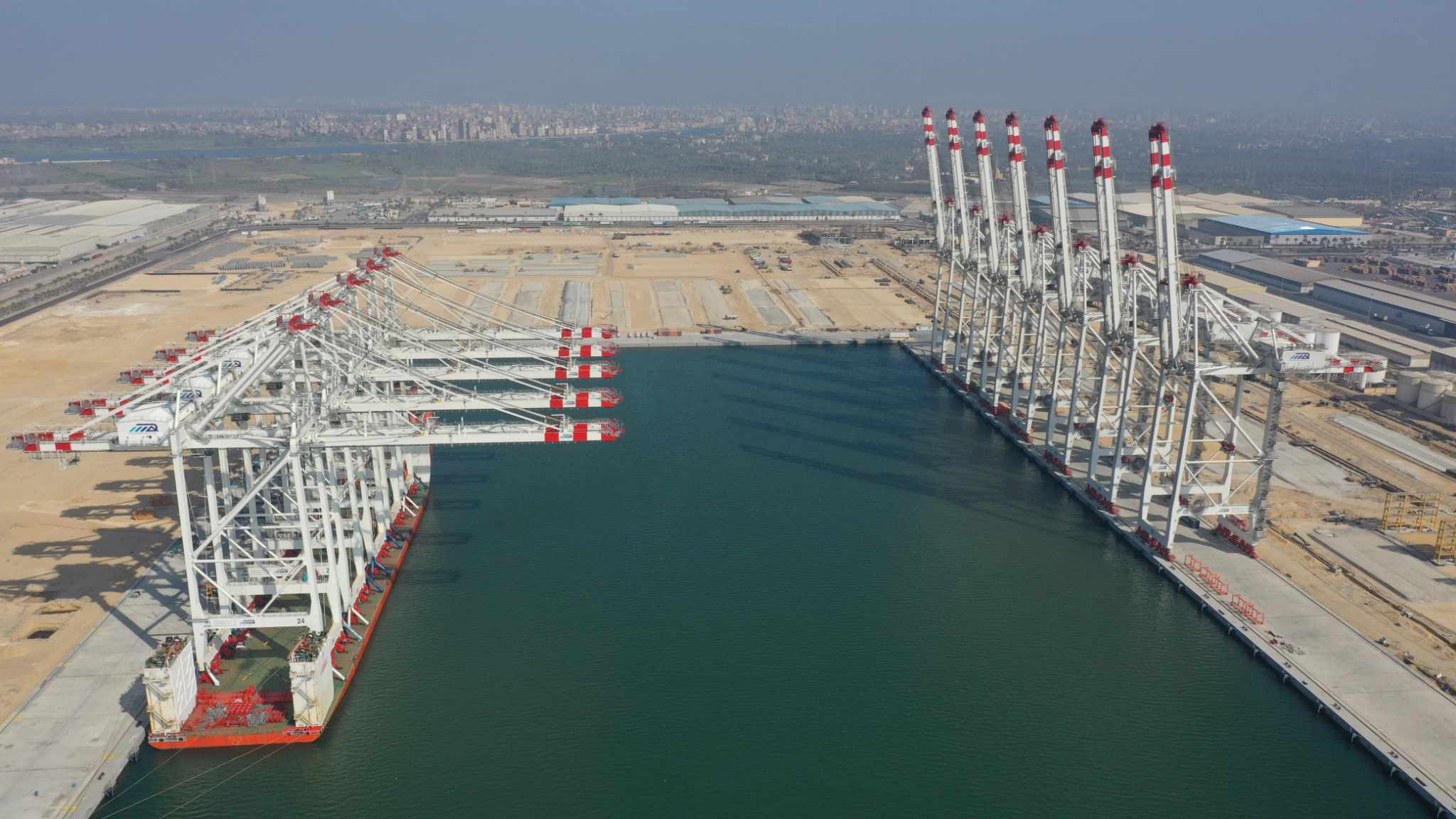 12 ونشًا عملاقًا في “تحيا مصر 1”.. طفرة لوجستية بميناء دمياط استعدادًا للتشغيل
