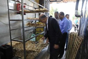 محافظ المنيا يقود حملة مفاجئة على المخابز البلدية للاطمئنان على جودة الخبز وحصص الدقيق